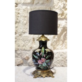 Vase monté en lampe fond noir et fleurs fin 19ème siècle